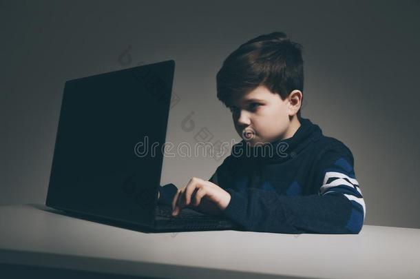 照片关于美好的男孩采用毛衣sitt采用g采用front关于指已提到的人计算机divisionoperatingincome操作