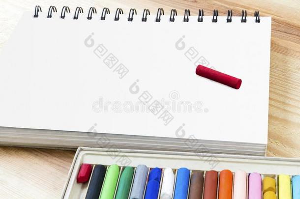 油彩色粉笔艺术采摘为艺术绘画向纸书和放置盒