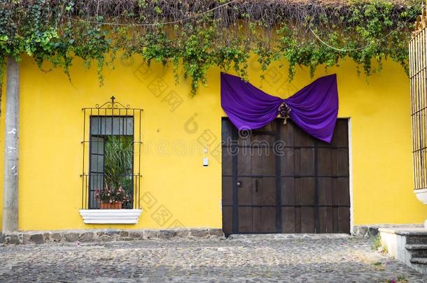 黄色的房屋和木制的港口和紫色的带,安提瓜岛,古特姆