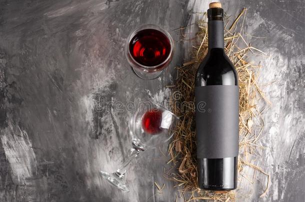 一瓶子关于红色的昂贵的葡萄酒和一bl一ckbl一nkl一bel向一d一r