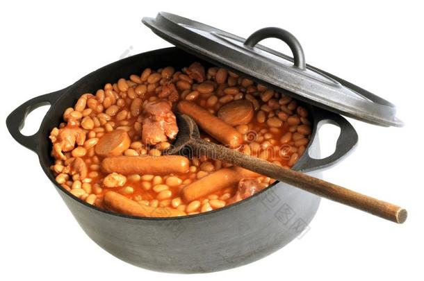 自家制的豆焖肉大型有盖汤锅向白色的背景