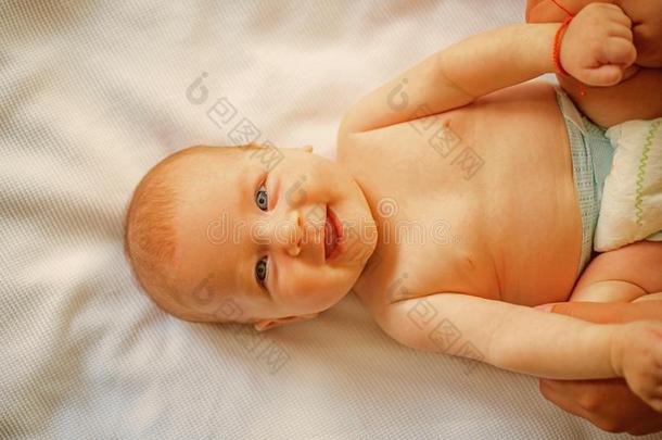 新生的婴儿幸福的微笑的.幸福的新生的.值得崇拜的婴儿女孩或