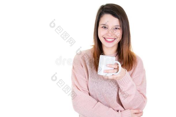 美丽的微笑的女人和马克杯杯子关于茶水向白色的背景