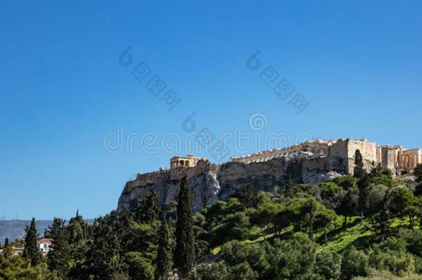 古希腊城市的卫城关于雅典希腊岩石和万神庙向蓝色天后面