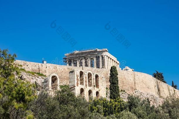 古<strong>希腊</strong>城市的卫城关于雅典<strong>希腊岩石</strong>和万神庙向蓝色天后面