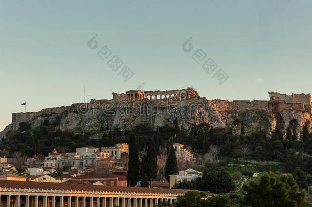 古希腊城市的卫城关于雅典希腊岩石和万神庙向蓝色天后面