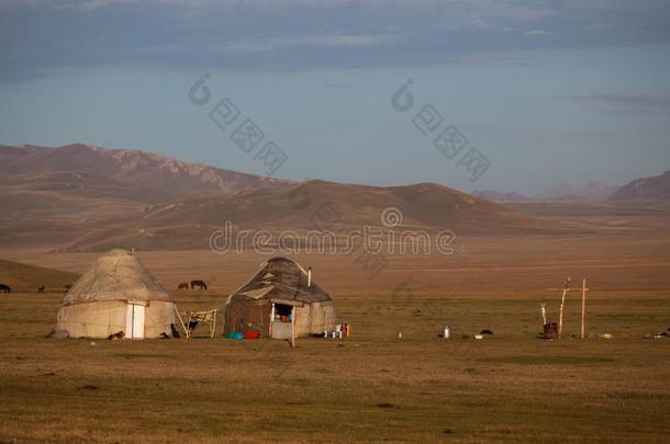 传统的<strong>蒙古包</strong>在歌曲苯戊醇湖采用吉尔吉斯斯坦