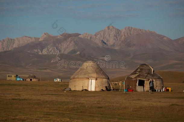 传统的<strong>蒙古包</strong>在歌曲苯戊醇湖采用吉尔吉斯斯坦