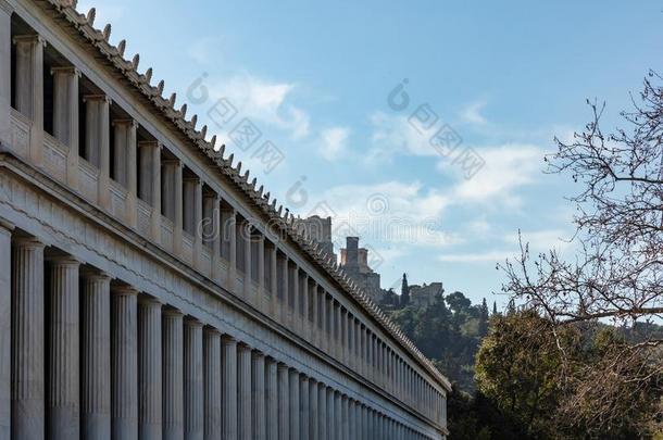 雅典希腊.阿塔勒斯拱廊建筑物的正面柱,古希腊城市的卫城岩石后面