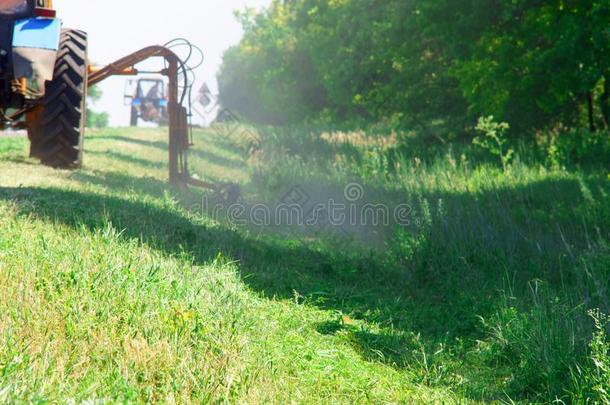 拖拉机机器割草草地草一起路