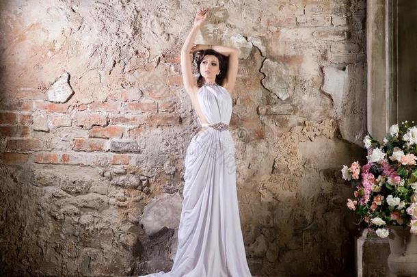 希腊人方式女人采用长的白色的衣服.