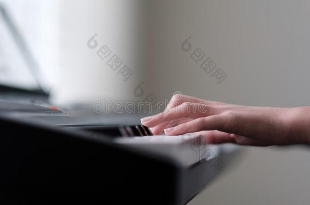 小的女孩手演奏钢琴键盘