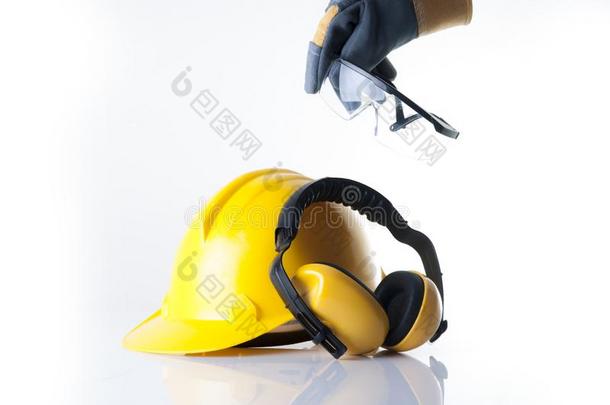 工人穿着安全皮手套和挑选在上面指已提到的人安全玻璃向