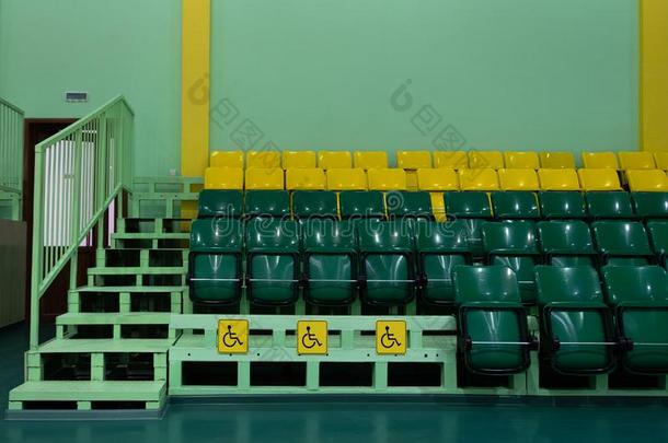 座位席位有关运动的过道.绿色的和黄色的席位和席位为