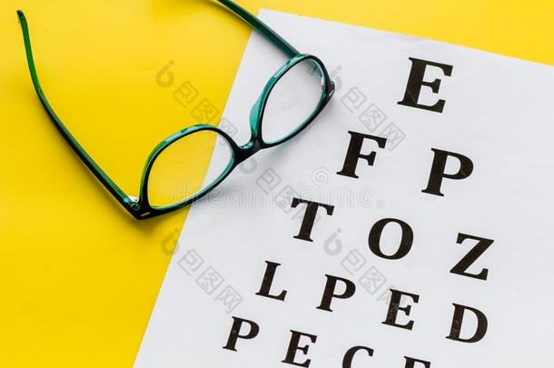 眼睛检查.眼睛sight试验图表和眼镜向黄色的后面