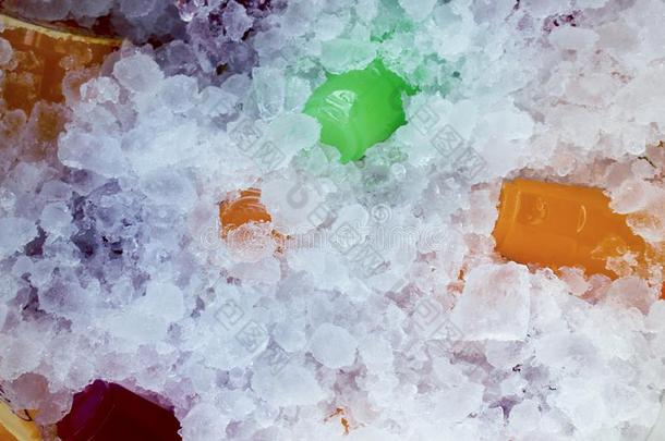 桔子果汁和富有色彩的甜的水向<strong>冰水</strong>晶