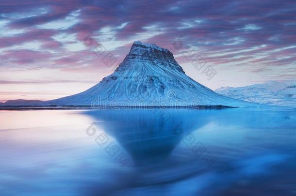 冰岛斯奈费尔斯尼斯半岛和著名的基尔丘山.基尔丘山