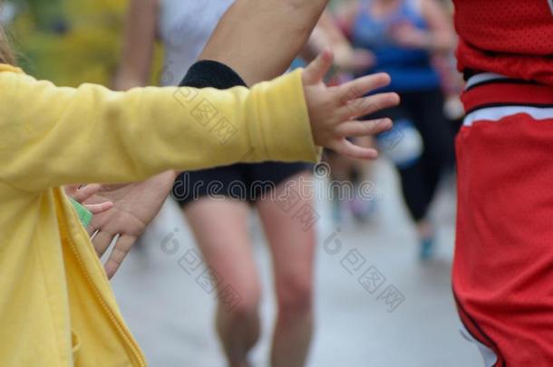 马拉松赛跑跑步赛跑,跑步的人支持向路赛跑,小孩`英文字母表的第19个字母手