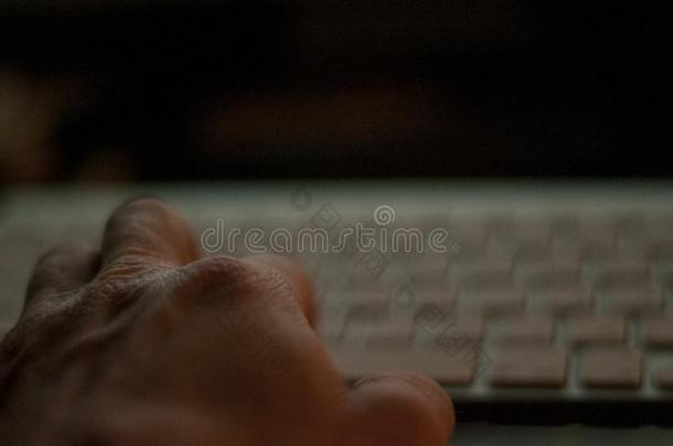 打字向指已提到的人键盘.键区.男人,英文字母表的第19个字母手向指已提到的人键盘.使工作