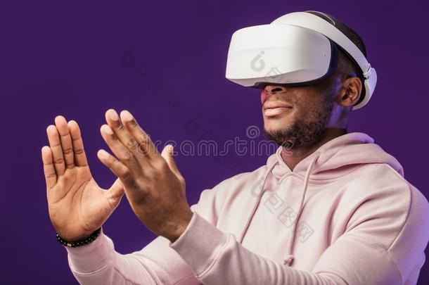 非洲的男人使人疲乏的实质上的现实护目镜向黑暗的紫色的后面