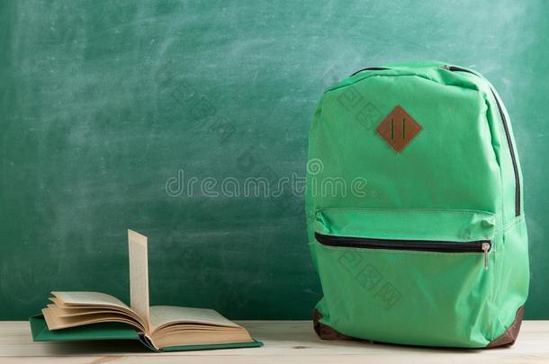 绿色的背包和敞开的书向指已提到的人背景关于指已提到的人黑板