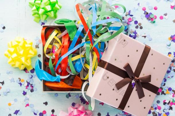 敞开的赠品盒和社交聚会彩色纸带和五彩纸屑