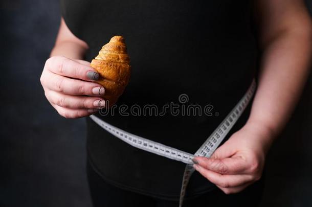 极为肥胖的女人和要使人发胖的食物和测量带子