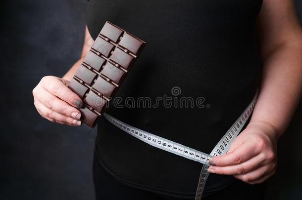 极为肥<strong>胖的</strong>女人和要使人发<strong>胖的</strong>食物和测量带子