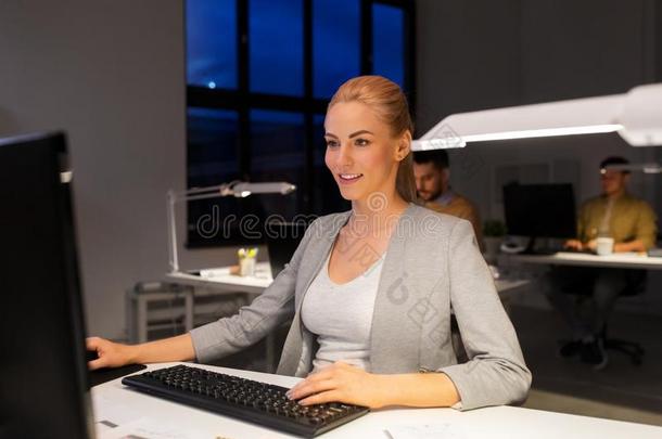 女商人<strong>工作</strong>的向计算机在夜办公室