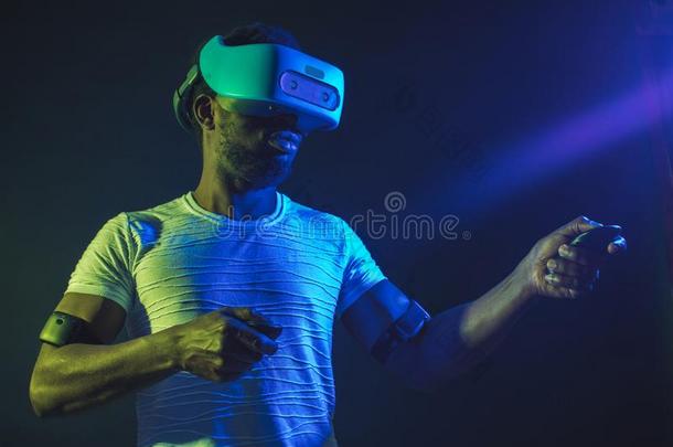非洲的男人采用白色的,wear采用gVirtualReality虚拟现实戴在头上的耳机或听筒向绿色的蓝色双的Coloran美国科