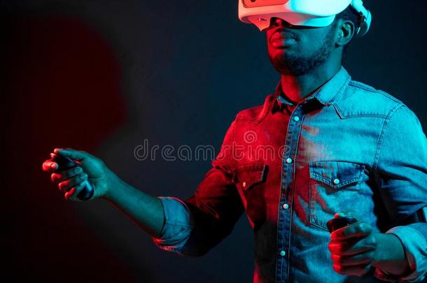 非洲的男人采用白色的,wear采用gVirtualReality虚拟现实戴在头上的耳机或听筒向红色的和蓝色双的Colombia哥