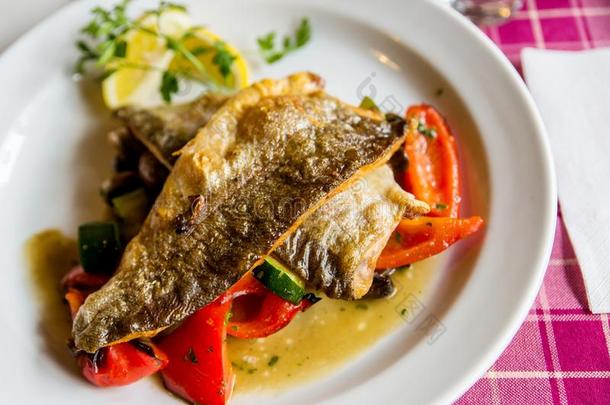 烤鲑鳟鱼肉片和蔬菜