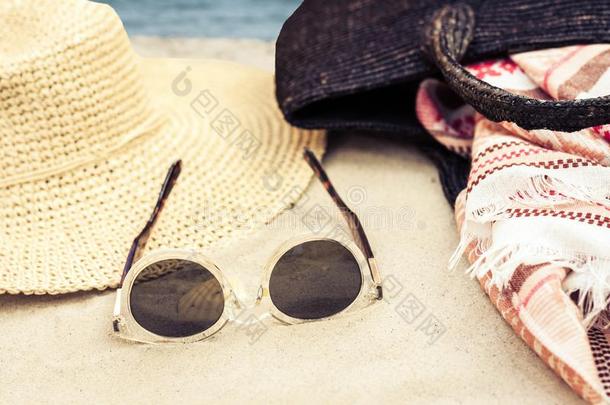 酿酒的夏<strong>柳条</strong>稻草海滩袋,太阳眼镜,<strong>帽子</strong>遮盖-在上面