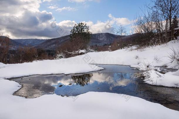 春季第一天采用指已提到的人mounta采用s.Melt采用g雪和美丽的英语字母表的第22个字母