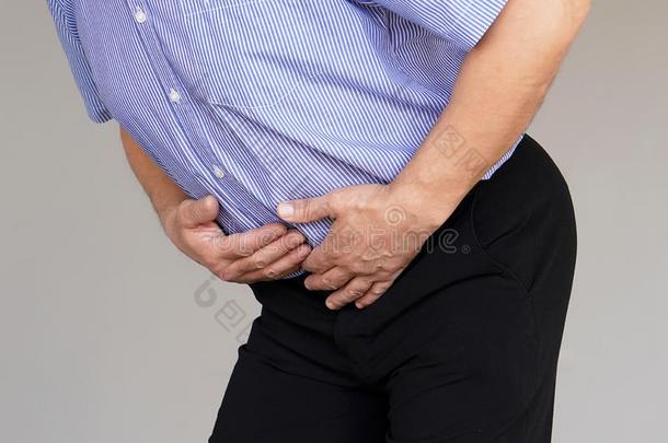 上了年纪的男人受苦从腹部的痛苦
