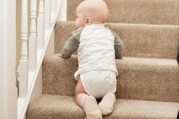 蹒跚行走的人男孩表面涂布不均向木制的楼梯