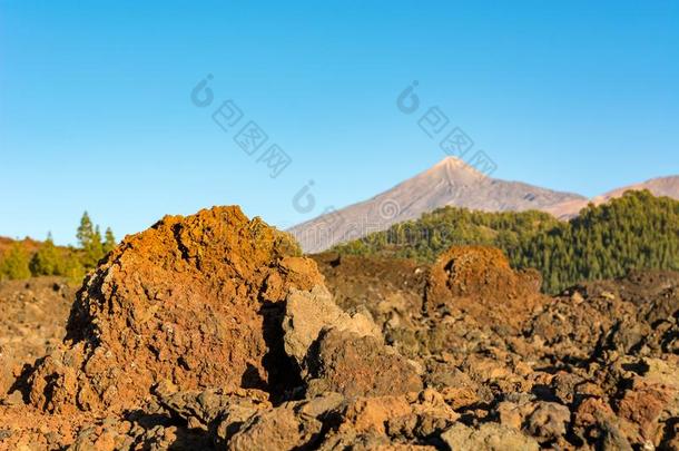 场面富丽的火山的风景和老的<strong>熔岩流</strong>在日落.