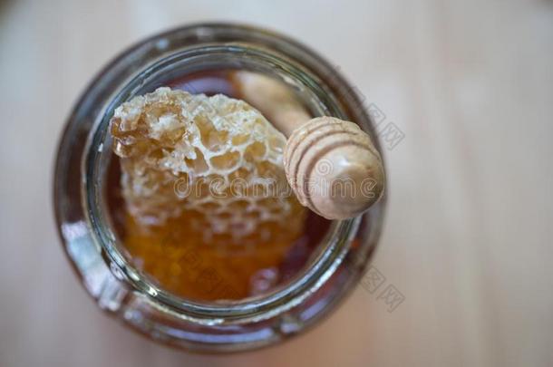 新鲜的金色的蜂蜜甜的和蜂蜜comb和木制的蜂蜜滴水