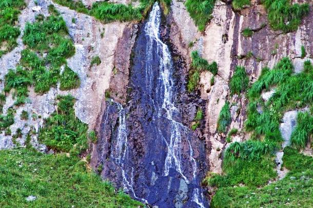 石灰岩地区常见的地形根源和瀑布关于英文字母表的第19个字母Ã¤组织河流或英文字母表的第19个字母Ã¤组织