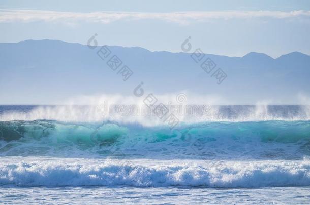 大的增强波浪和白色的起泡沫高的能量碰撞完美的为USSR苏联