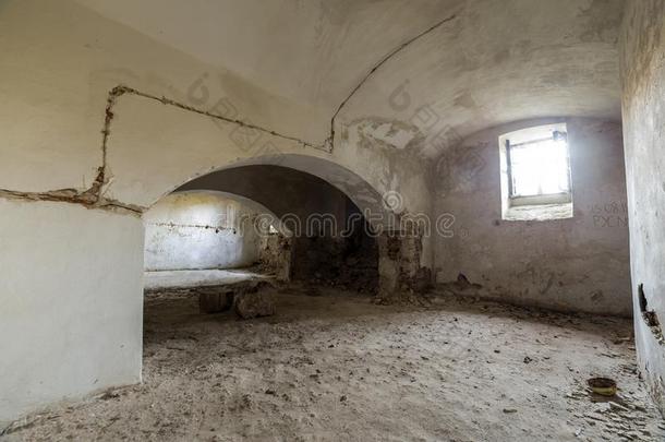 老的被弃的空的地下室房间关于古代的建筑物或宫wickets三柱门
