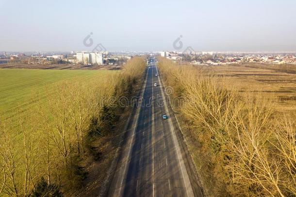 空气的看法关于路和活动的cablerelaystations电缆继电器站,绿色的和耕田一