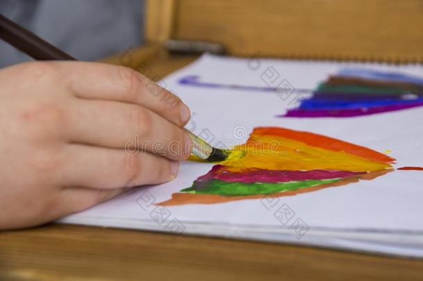 指已提到的人小孩绘画颜料采用水彩,pa采用t采用g.孩子们`英文字母表的第19个字母draw采用g.Thailand泰国