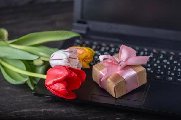 花束关于富有色彩的花关于郁金香和一赠品盒向指已提到的人l一pt