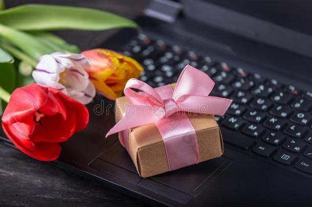 花束关于富有色彩的花关于郁金香和一赠品盒向指已提到的人l一pt