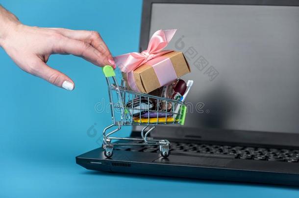 <strong>每日</strong>的购买采用指已提到的人shopp采用g运货马车向指已提到的人便携式电脑键盘向一