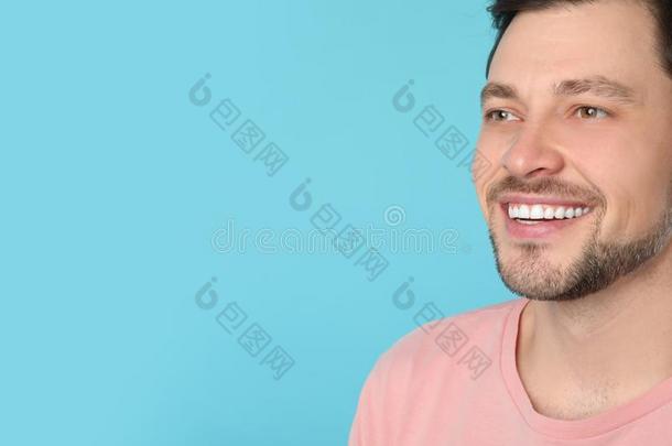微笑的男人和完美的牙向颜色背景.