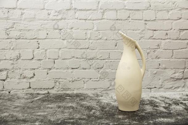 陶器,装饰瓶,n.大罐关于白色的黏土向一gr一yst向eb一ckground.罐