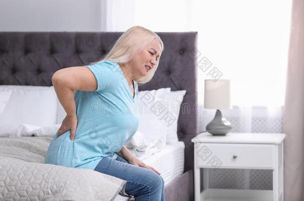 较高的女人受苦从背痛苦