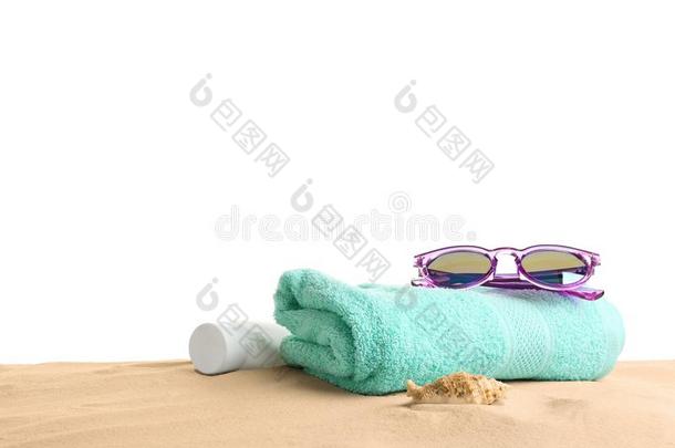 作品和海滩沙,太阳镜和毛巾向白色的后面